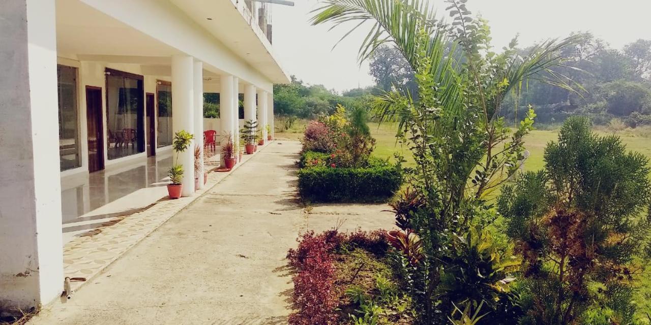 Radha Rani Mahal Khajuraho Hotel ภายนอก รูปภาพ