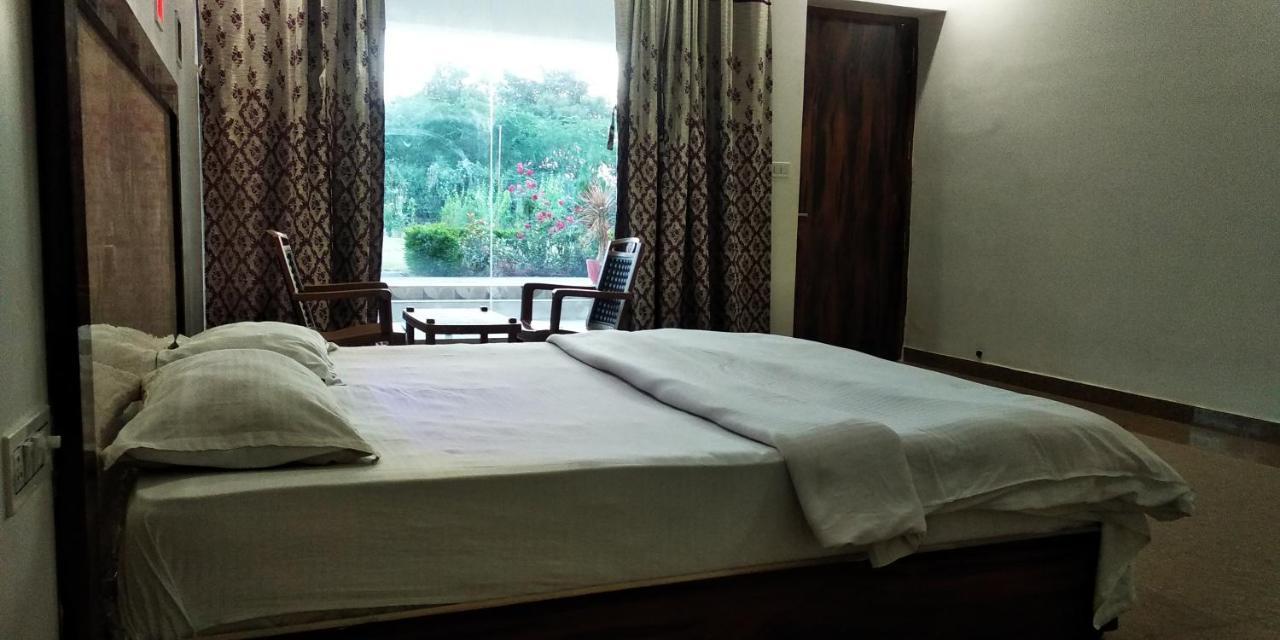 Radha Rani Mahal Khajuraho Hotel ภายนอก รูปภาพ